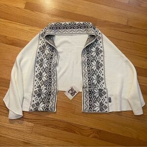 Muk Luks NWT Cozy Warm Shawl Scarf With Fur Lined Pockets Great Christmas  Gift